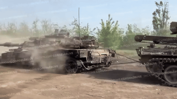 Lính Nga kéo xe tăng M1A1 SA Abrams Ukraine về hậu phương