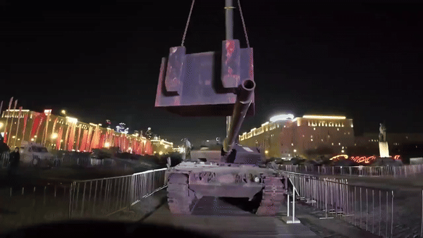 Xe tăng Leopard 2A6 bị Nga bẻ cong nòng rồi đem triển lãm