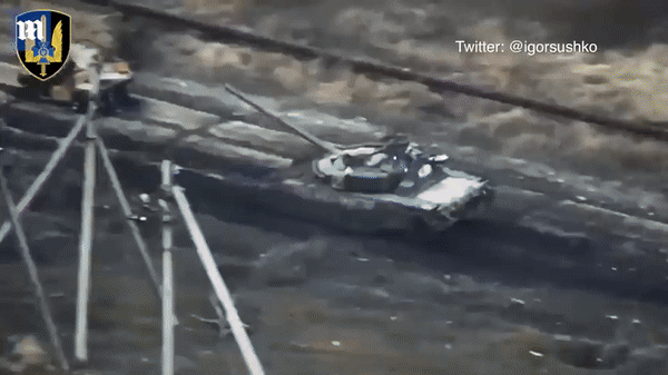 Xe tăng T-80BVM vội trang bị 'giáp điện tử' sau khi thiệt hại nặng bởi FPV Ukraine