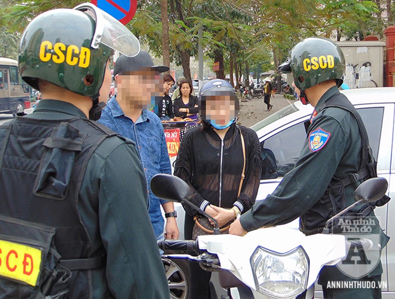 ẢNH] Sát cánh cùng Cảnh sát Cơ động trong buổi tuần tra xử lý vi phạm về mũ  bảo hiểm | Báo điện tử An ninh Thủ đô