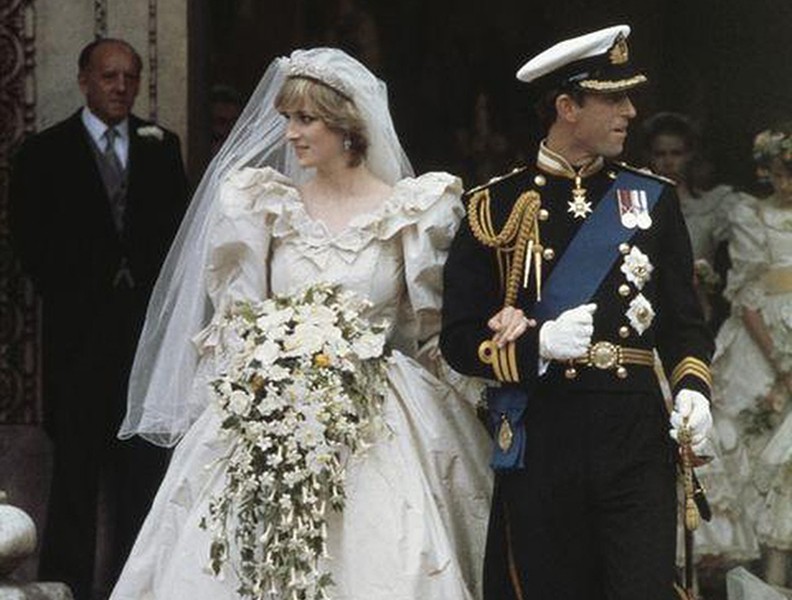 Hoàng tử nhí nước Anh mặc váy ngủ ngoan trong vòng tay mẹ ở lễ rửa tội   Tạp chí Đẹp