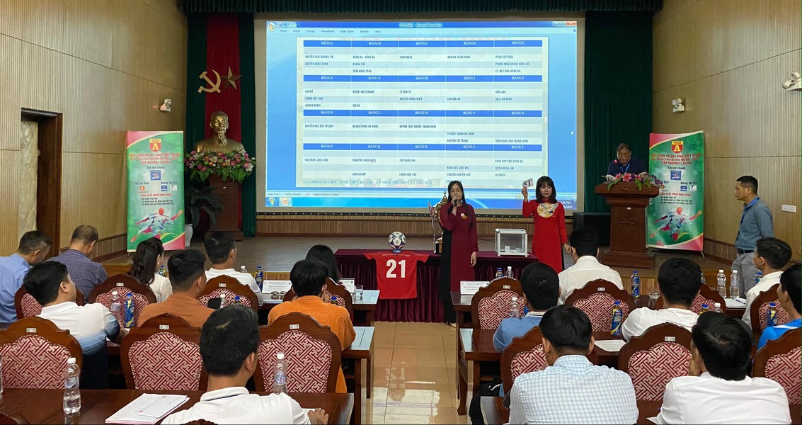 Toàn cảnh lễ bốc thăm giải bóng đá học sinh THPT Hà Nội 2022 ảnh 3