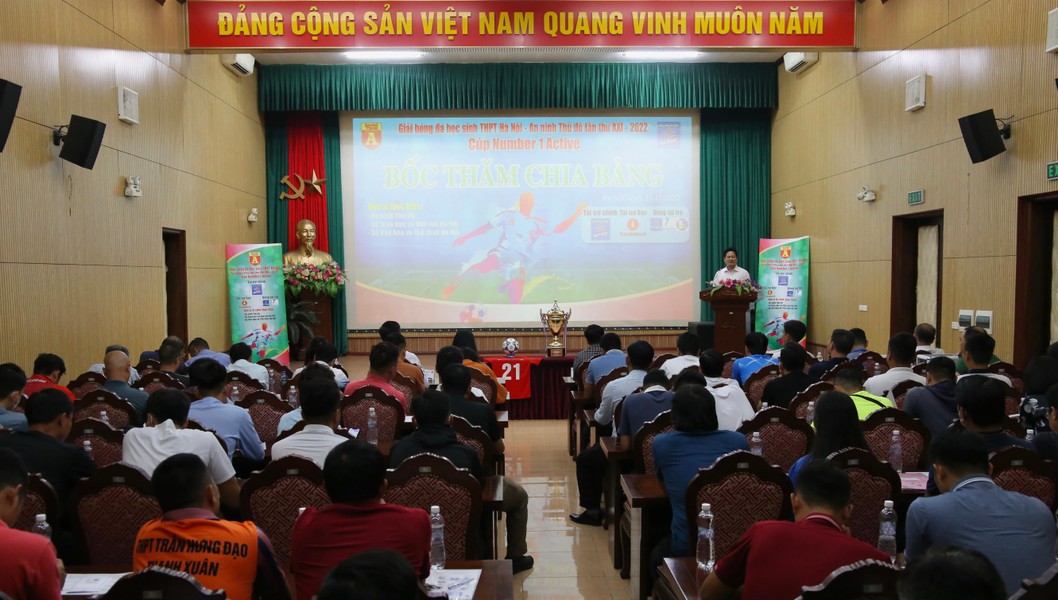Toàn cảnh lễ bốc thăm giải bóng đá học sinh THPT Hà Nội 2022 ảnh 1