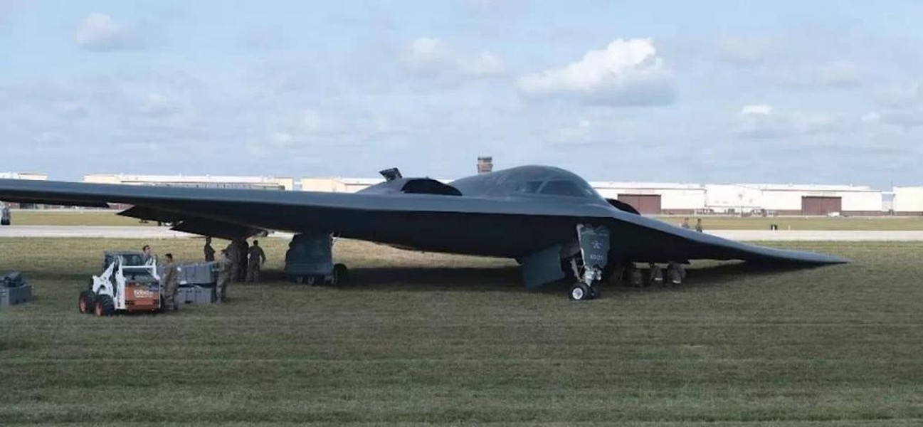 Vì sao oanh tạc cơ B-2 Spirit của Mỹ trị giá 2 tỷ USD lại dán đầy băng dính?