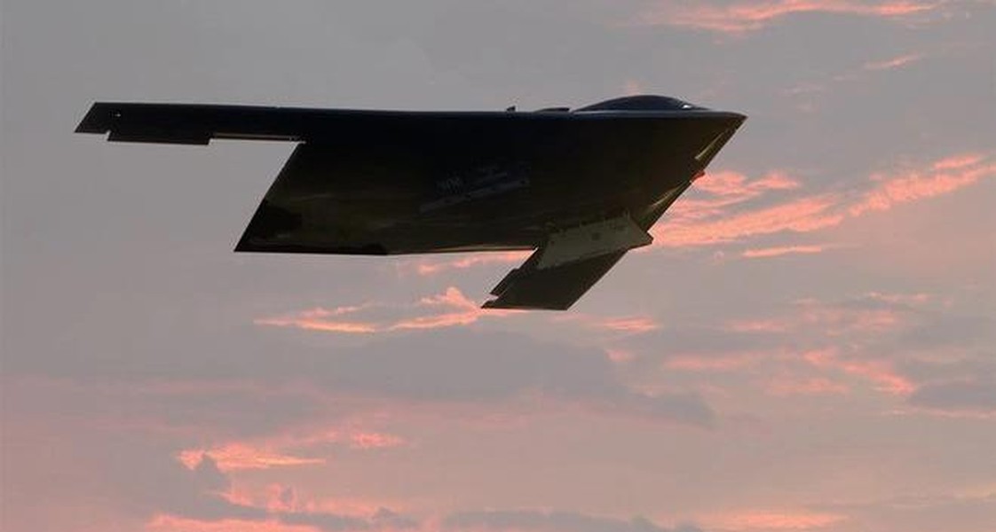 Vì sao oanh tạc cơ B-2 Spirit của Mỹ trị giá 2 tỷ USD lại dán đầy băng dính?