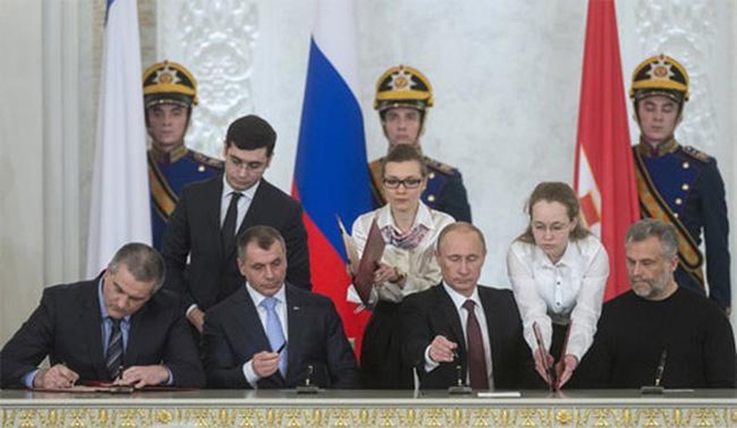 Tổng thống Putin lái xe thị sát cầu Crimea ảnh 4
