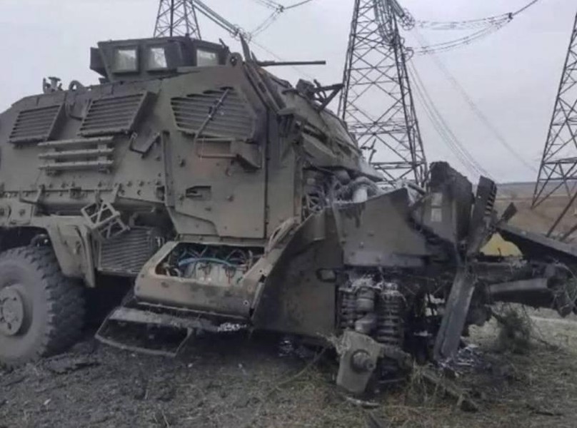Thiết giáp kháng mìn MaxxPro Mỹ viện trợ Ukraine hỏng nặng sau khi... trúng mìn của Nga ảnh 4