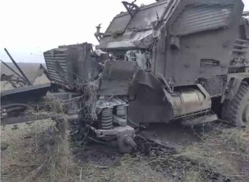 Thiết giáp kháng mìn MaxxPro Mỹ viện trợ Ukraine hỏng nặng sau khi... trúng mìn của Nga ảnh 3