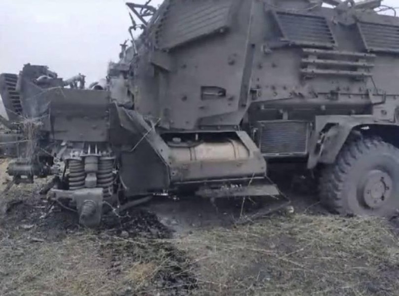 Thiết giáp kháng mìn MaxxPro Mỹ viện trợ Ukraine hỏng nặng sau khi... trúng mìn của Nga ảnh 2