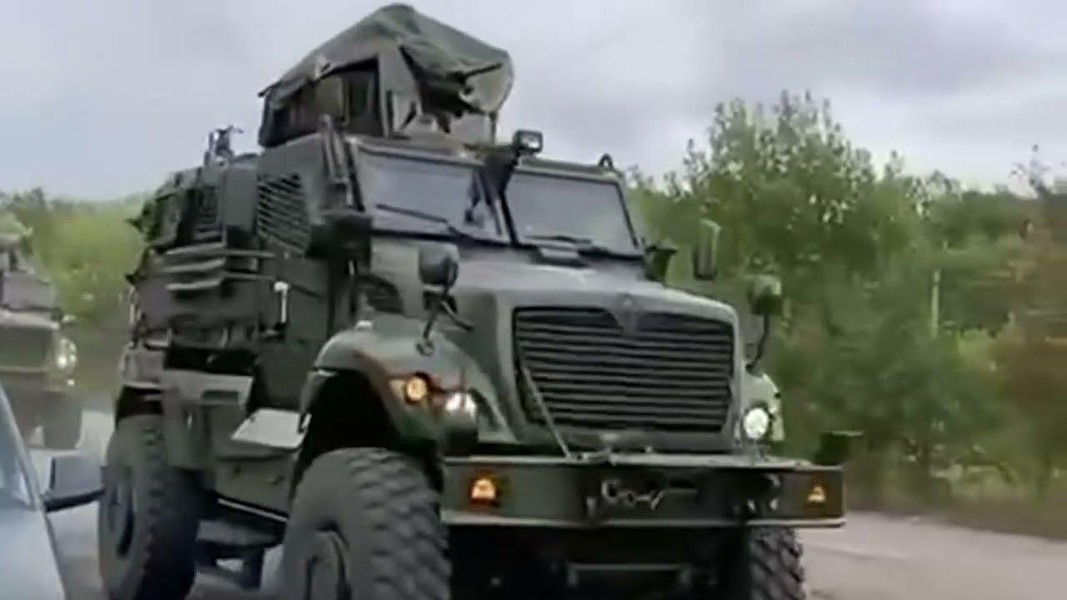 Thiết giáp kháng mìn MaxxPro Mỹ viện trợ Ukraine hỏng nặng sau khi... trúng mìn của Nga ảnh 9