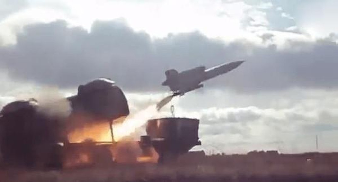 Căn cứ không quân Millerovo thiệt hại khi bị Ukraine tập kích bằng UAV khổng lồ Tu-143 ảnh 8