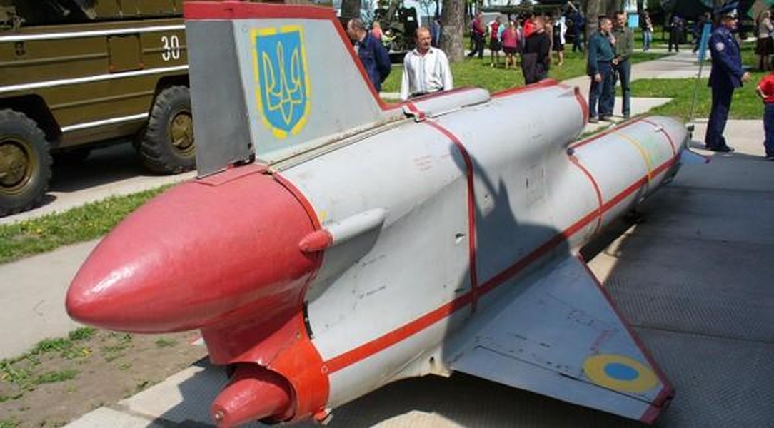 Căn cứ không quân Millerovo thiệt hại khi bị Ukraine tập kích bằng UAV khổng lồ Tu-143 ảnh 5
