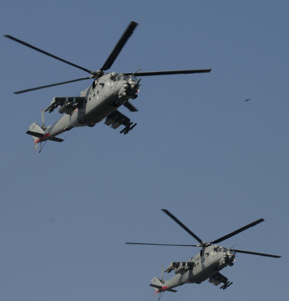 Trực thăng tấn công Mi-35 thể hiện sức mạnh đáng nể trên chiến trường Ukraine ảnh 7