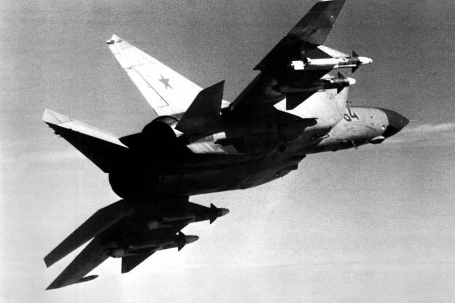 Phi công Mỹ kinh ngạc khi được bay trên tiêm kích MiG-25 tới tận ranh giới vũ trụ ảnh 12