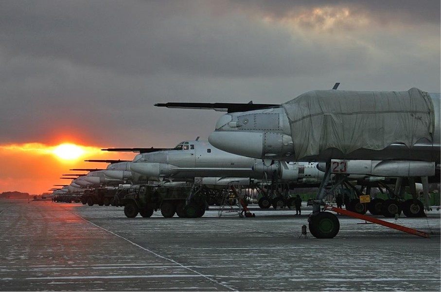 Ukraine lo sợ khi Nga dồn hàng chục oanh tạc cơ chiến lược tới căn cứ không quân Engels ảnh 4