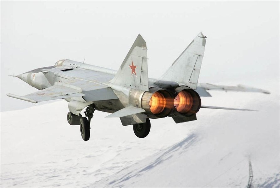 Phi công Mỹ kinh ngạc khi được bay trên tiêm kích MiG-25 tới tận ranh giới vũ trụ ảnh 8