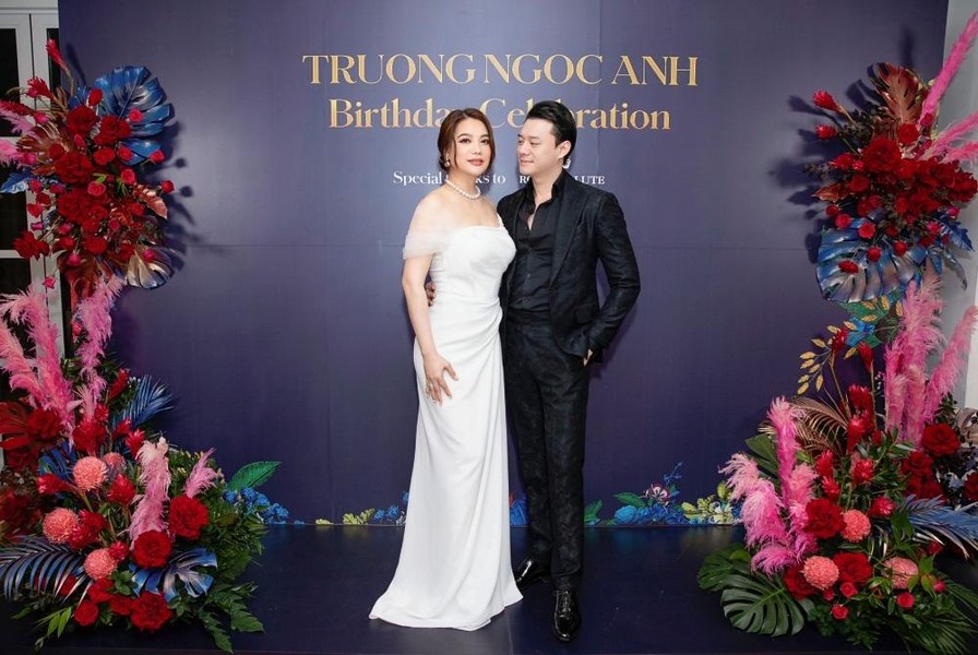 Trương Ngọc Ánh tình tứ bên bạn trai Anh Dũng đón sinh nhật muộn ảnh 2