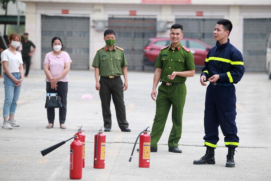 Xem cán bộ, đoàn viên công đoàn Công an Hà Nội xử lý tình huống cháy nổ  ảnh 10