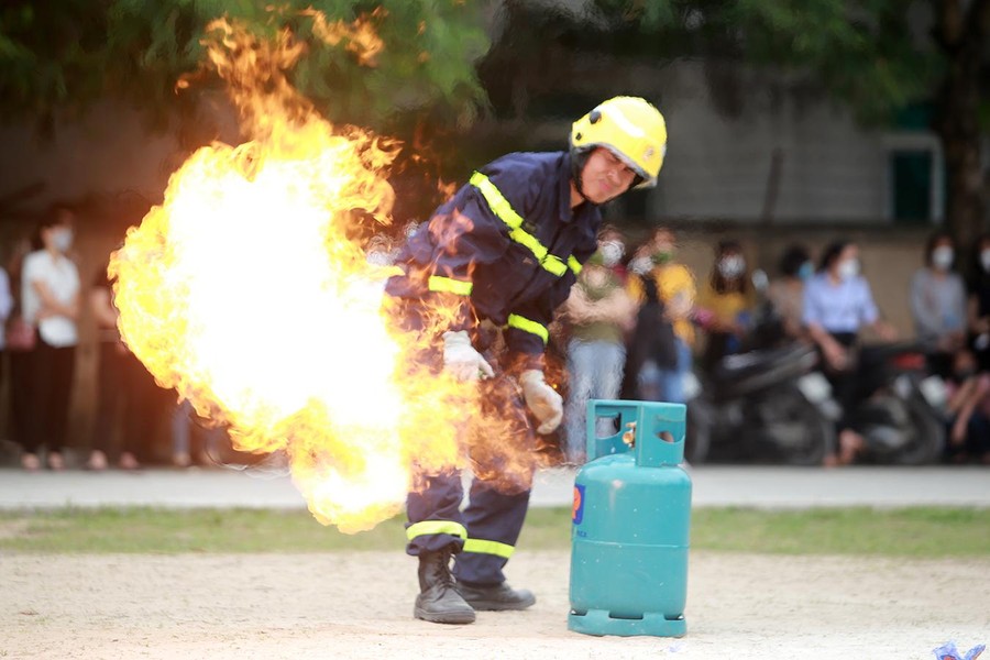 Xem cán bộ, đoàn viên công đoàn Công an Hà Nội xử lý tình huống cháy nổ  ảnh 3