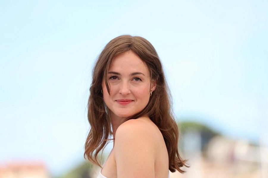 [ẢNH] Vẻ đẹp gợi cảm của Nữ diễn viên đoạt Cành Cọ Vàng ở Cannes 2021  ảnh 9