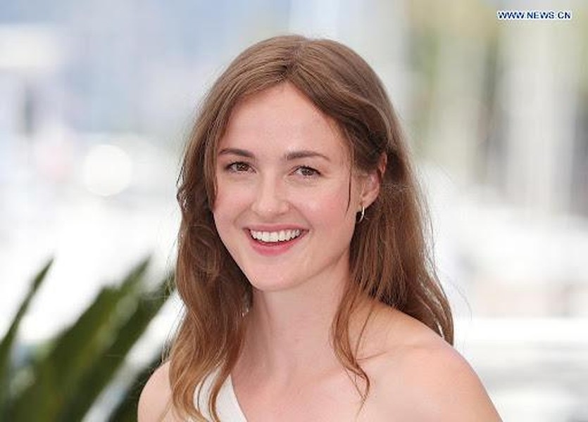 [ẢNH] Vẻ đẹp gợi cảm của Nữ diễn viên đoạt Cành Cọ Vàng ở Cannes 2021  ảnh 5
