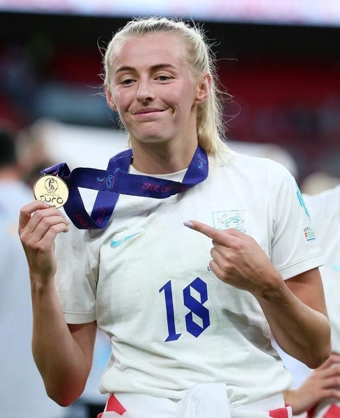Cơ thể gợi cảm của nữ tuyển thủ Anh cởi áo ăn mừng gây sốt