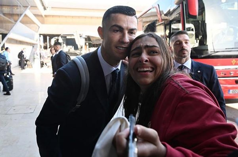 Ronaldo bảnh bao đặt chân đến Qatar dự World Cup 2022 ảnh 12