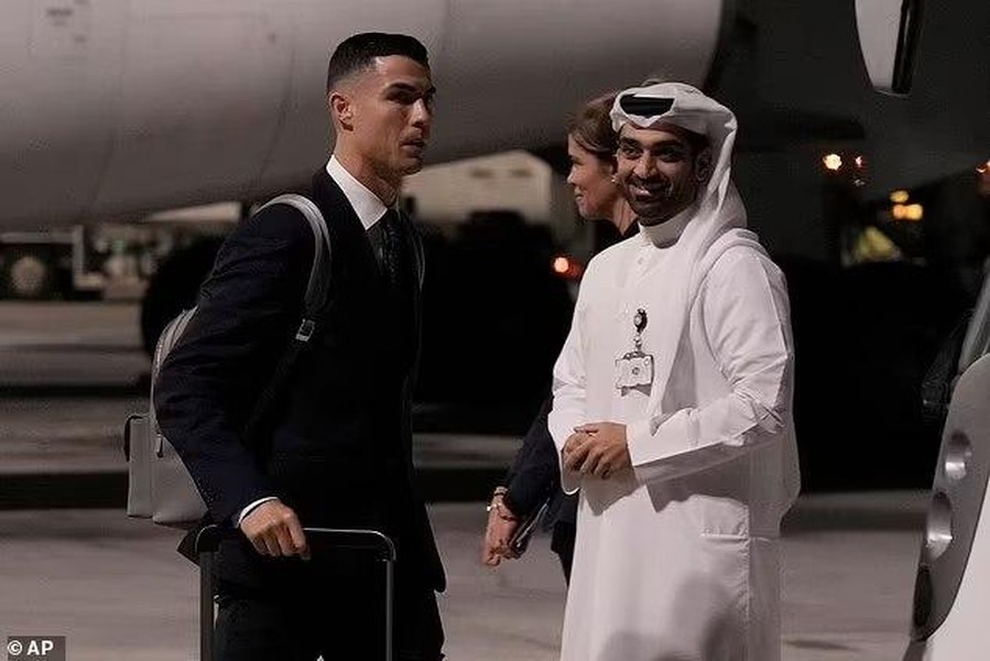 Ronaldo bảnh bao đặt chân đến Qatar dự World Cup 2022 ảnh 5