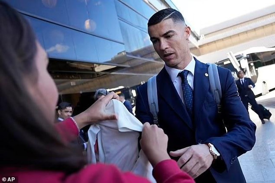 Ronaldo bảnh bao đặt chân đến Qatar dự World Cup 2022 ảnh 11