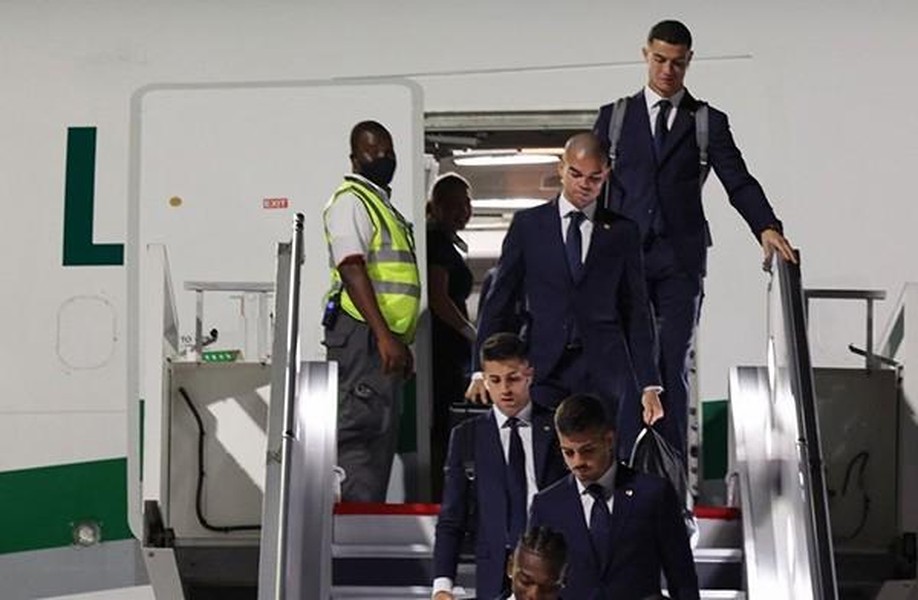 Ronaldo bảnh bao đặt chân đến Qatar dự World Cup 2022 ảnh 1
