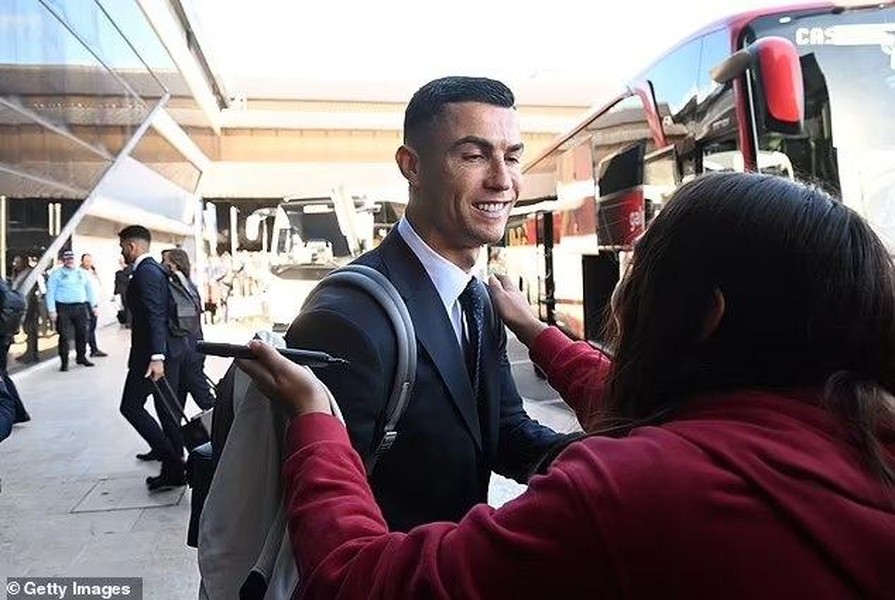 Ronaldo bảnh bao đặt chân đến Qatar dự World Cup 2022 ảnh 10