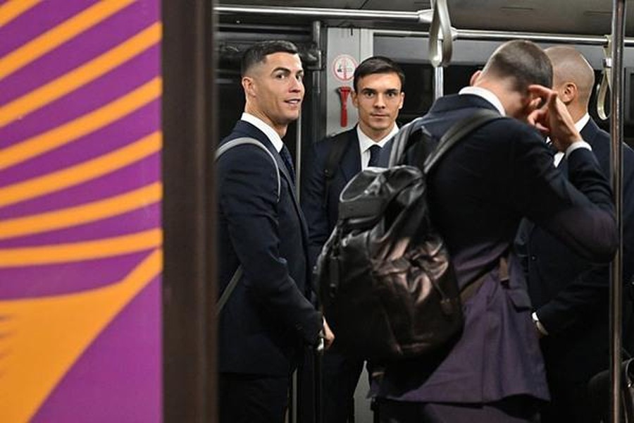 Ronaldo bảnh bao đặt chân đến Qatar dự World Cup 2022 ảnh 9