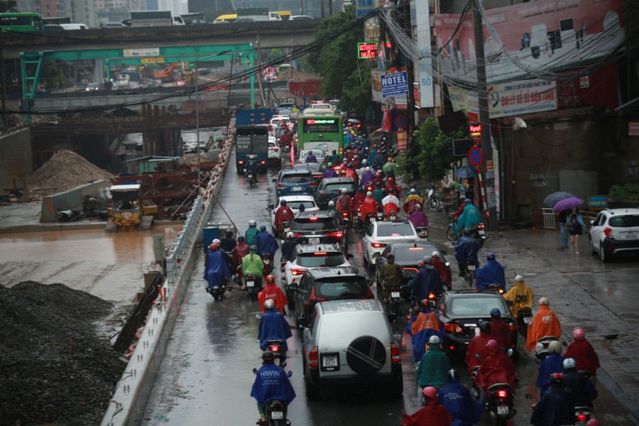 Mưa lớn xối xả do bão số 2, các tuyến phố Hà Nội rơi vào cảnh tắc cứng