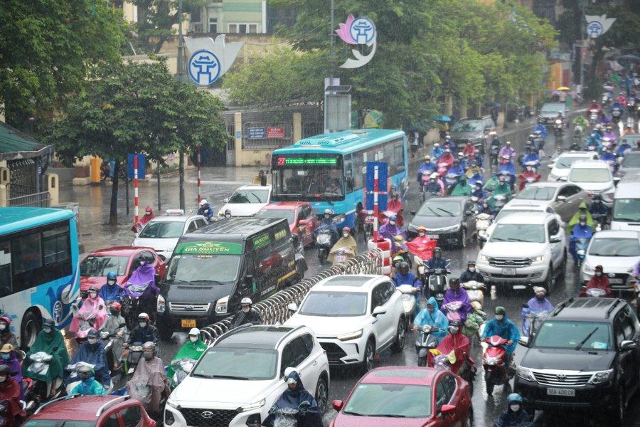 Mưa lớn xối xả do bão số 2, các tuyến phố Hà Nội rơi vào cảnh tắc cứng