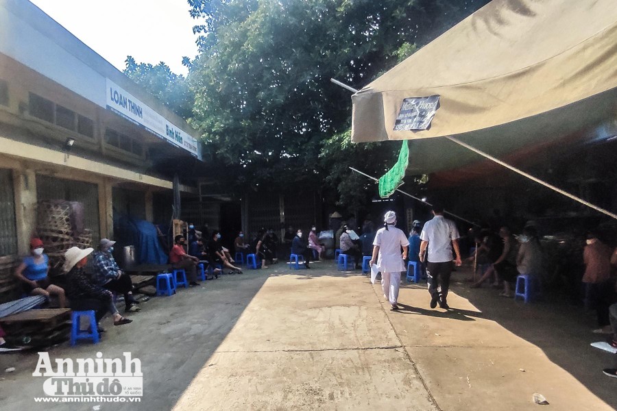 [ẢNH] Phong tỏa toàn bộ chợ đầu mối Long Biên, trăm tiểu thương đội nắng chờ xét nghiệm Covid-19 ảnh 6