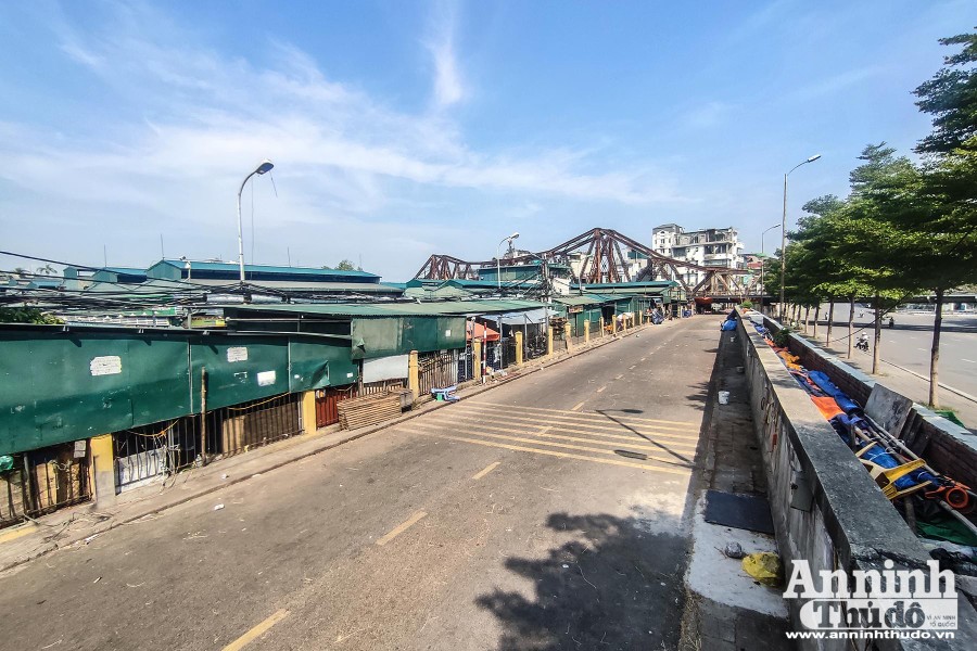 [ẢNH] Phong tỏa toàn bộ chợ đầu mối Long Biên, trăm tiểu thương đội nắng chờ xét nghiệm Covid-19 ảnh 2