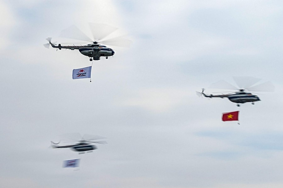 Mãn nhãn màn biểu diễn của Su-30Mk2 và trực thăng mang cờ Tổ quốc ở Hà Nội ảnh 13