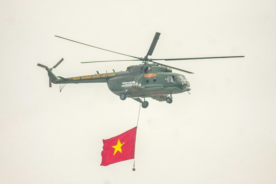 Mãn nhãn màn biểu diễn của Su-30Mk2 và trực thăng mang cờ Tổ quốc ở Hà Nội ảnh 12