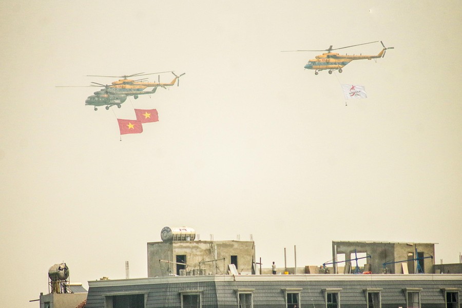 Mãn nhãn màn biểu diễn của Su-30Mk2 và trực thăng mang cờ Tổ quốc ở Hà Nội ảnh 18