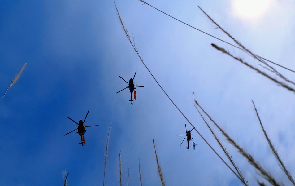 Toàn cảnh buổi tổng duyệt trình diễn ấn tượng của trực thăng và tiêm kích Su-30MK2 ở Hà Nội ảnh 10
