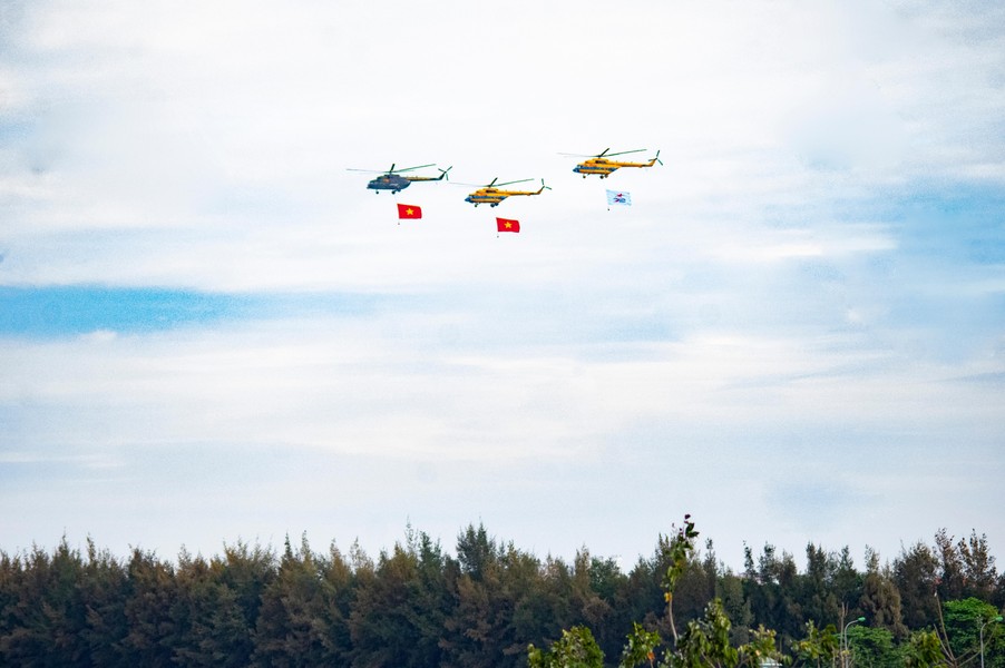 Toàn cảnh buổi tổng duyệt trình diễn ấn tượng của trực thăng và tiêm kích Su-30MK2 ở Hà Nội ảnh 19