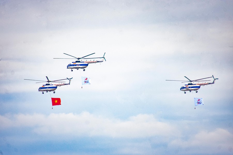 Toàn cảnh buổi tổng duyệt trình diễn ấn tượng của trực thăng và tiêm kích Su-30MK2 ở Hà Nội ảnh 6