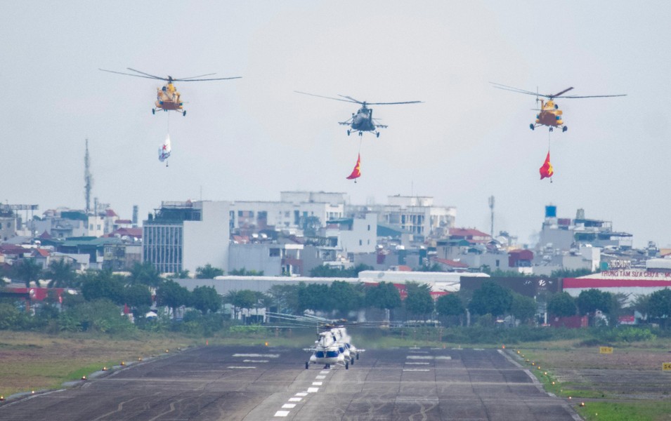 Toàn cảnh buổi tổng duyệt trình diễn ấn tượng của trực thăng và tiêm kích Su-30MK2 ở Hà Nội ảnh 2