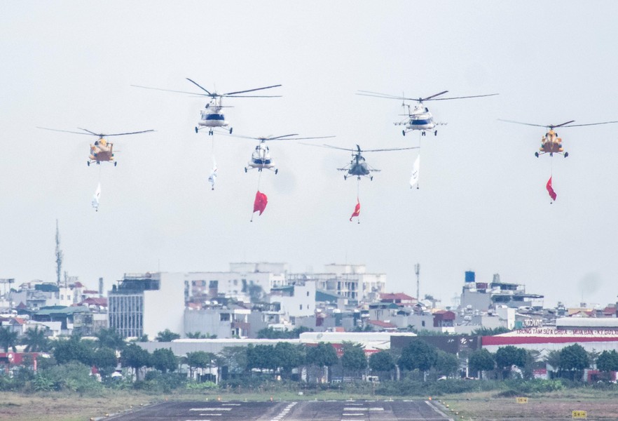 Toàn cảnh buổi tổng duyệt trình diễn ấn tượng của trực thăng và tiêm kích Su-30MK2 ở Hà Nội ảnh 3