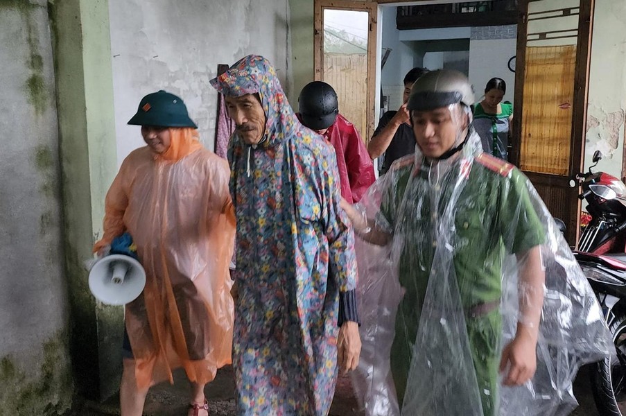 Công an các tỉnh miền Trung căng mình giúp dân ứng phó siêu bão Noru
