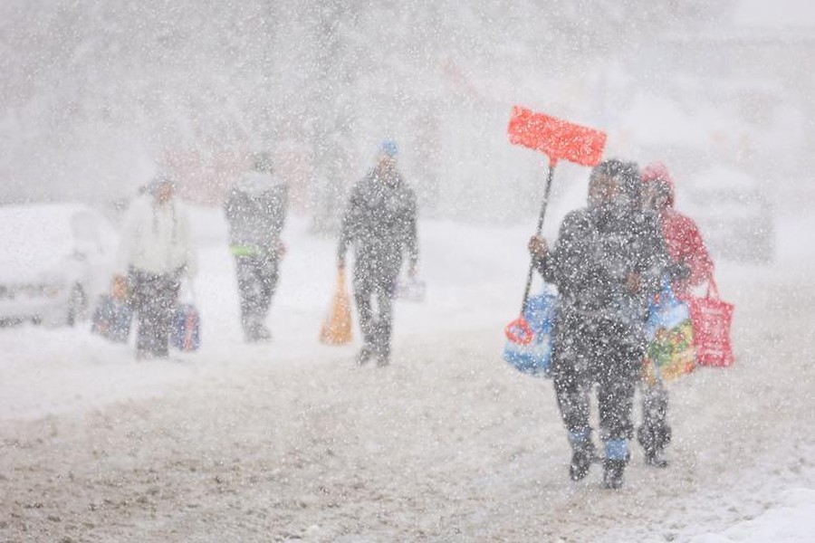 Người dân New York vật lộn trong trận bão tuyết lớn nhất năm  ảnh 12