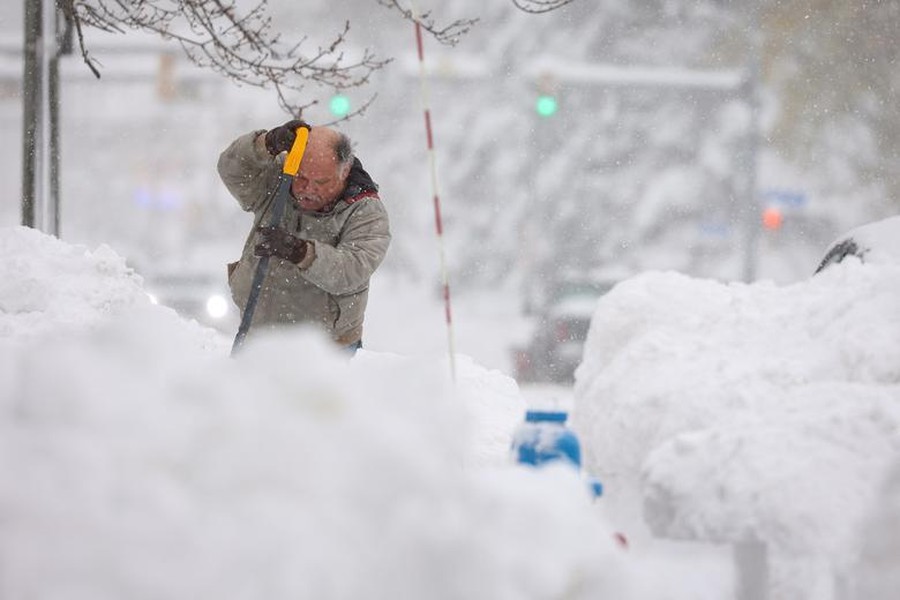 Người dân New York vật lộn trong trận bão tuyết lớn nhất năm  ảnh 13