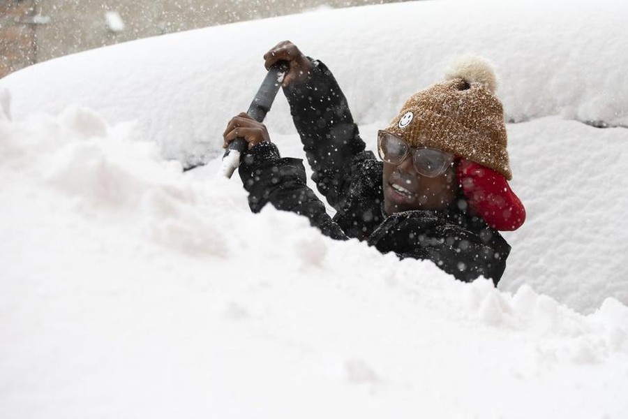 Người dân New York vật lộn trong trận bão tuyết lớn nhất năm  ảnh 5