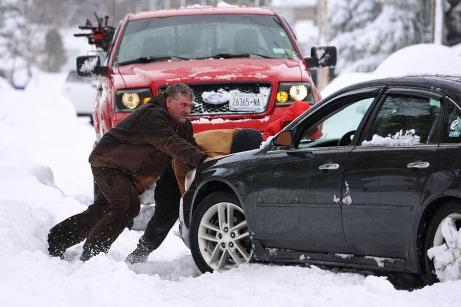 Người dân New York vật lộn trong trận bão tuyết lớn nhất năm  ảnh 3