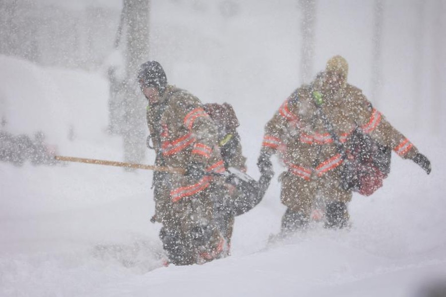 Người dân New York vật lộn trong trận bão tuyết lớn nhất năm  ảnh 9